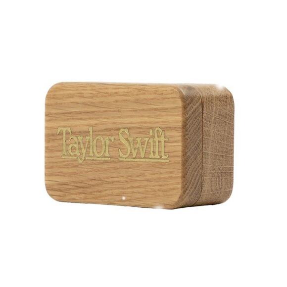 SHIPS IN 24 HRS Taylor Swift Debut Self-Titled Guitar Pick Set w/ Wood Box NEW - Picture 2 of 9